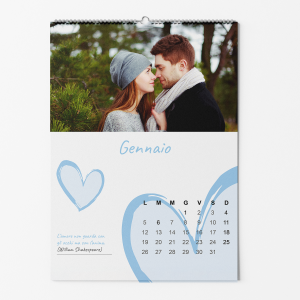 Calendario da Parete 2026 Personalizzabile con 12 Foto | Formato A4 | Rilegatura a Spirale | Design Moderno e Colorato | Ideale per Casa, Famiglia o Ufficio | (Design Cuori Azzurri – Love Soft)