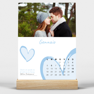 Calendario da Tavolo 2026 Personalizzabile con 12 Foto | Base in Legno Naturale | Formato 15×21 cm | Design Romantico con Cuore | Ideale per Casa, Scrivania o Coppia | (Amore Classico Rosso)